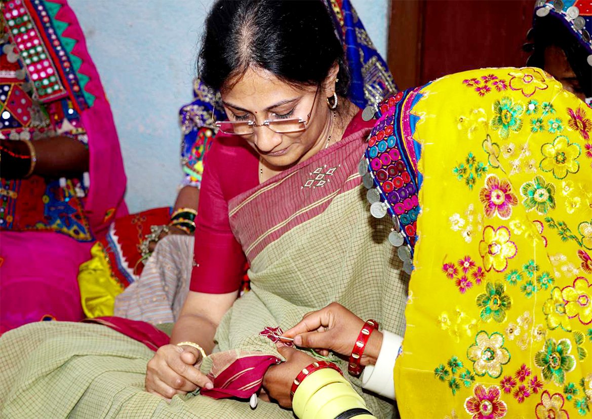 Seema Kishore at work with an artisan