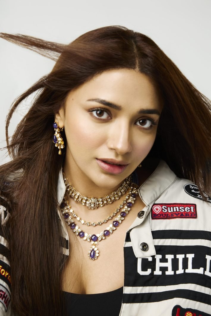 Jiya Shankar wearing the classic layed open setting diamond neck piece by Tyaani Jewellery (2)